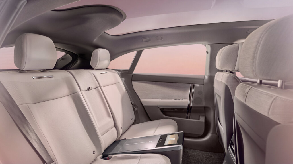 Range Rover GT Innenraum mit Blick auf die Rücksitze in der zweiten Reihe