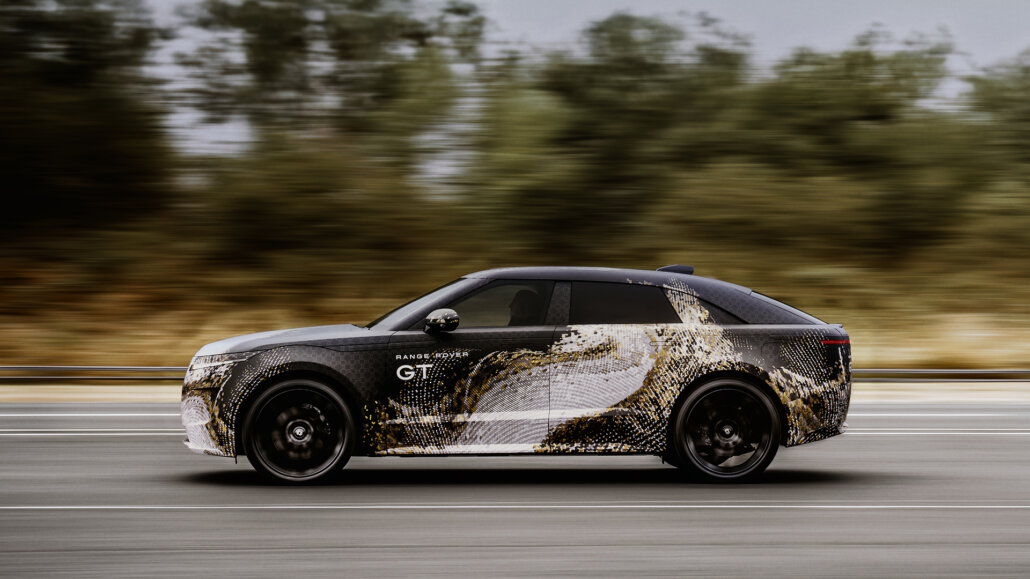 Range Rover GT Prototyp dynamisch in der Seitenansicht mit Tarnfolie