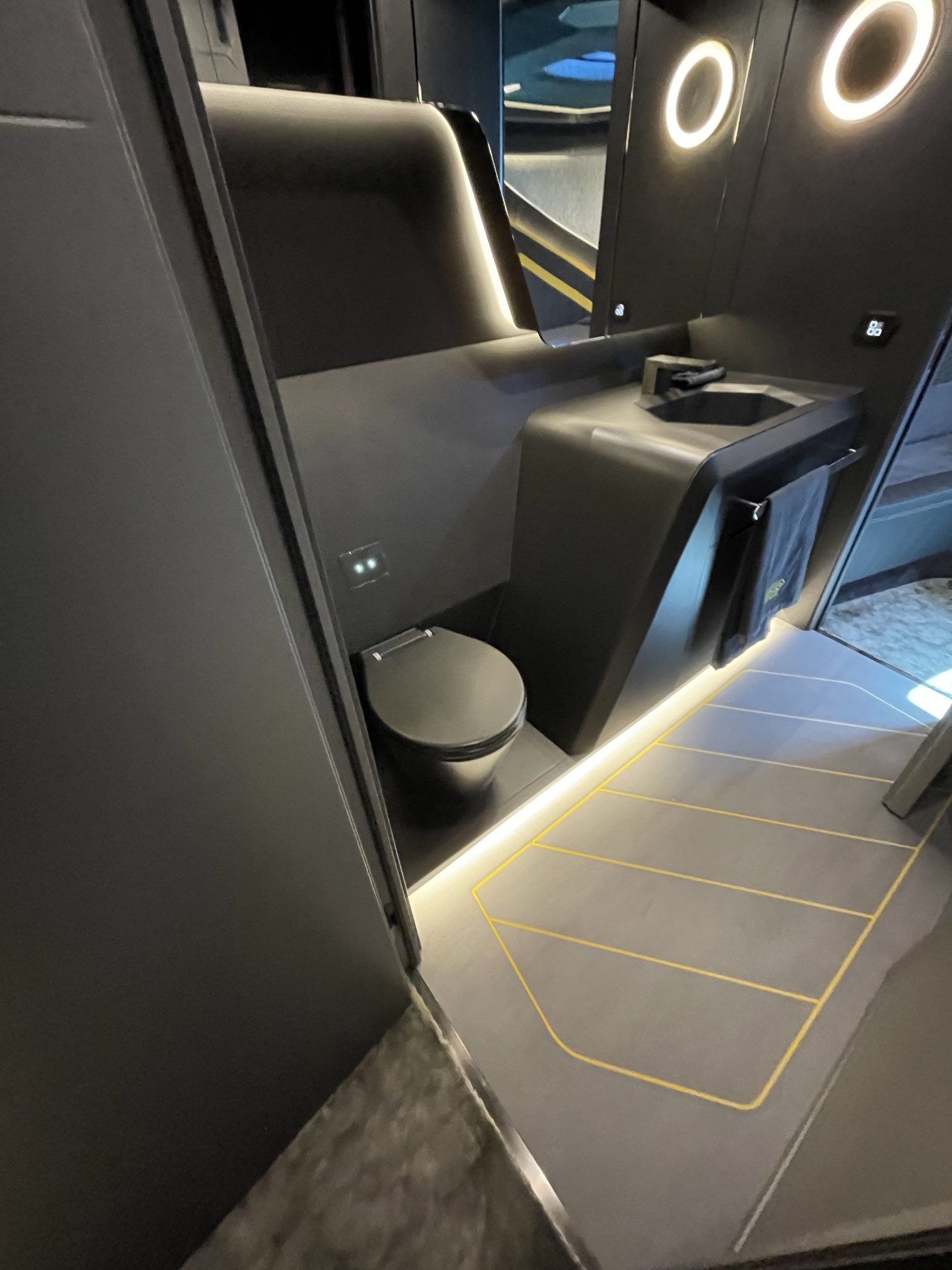 Sanitärbereich des Tecnomar for Lamborghini 63 in Carbon-Optik
