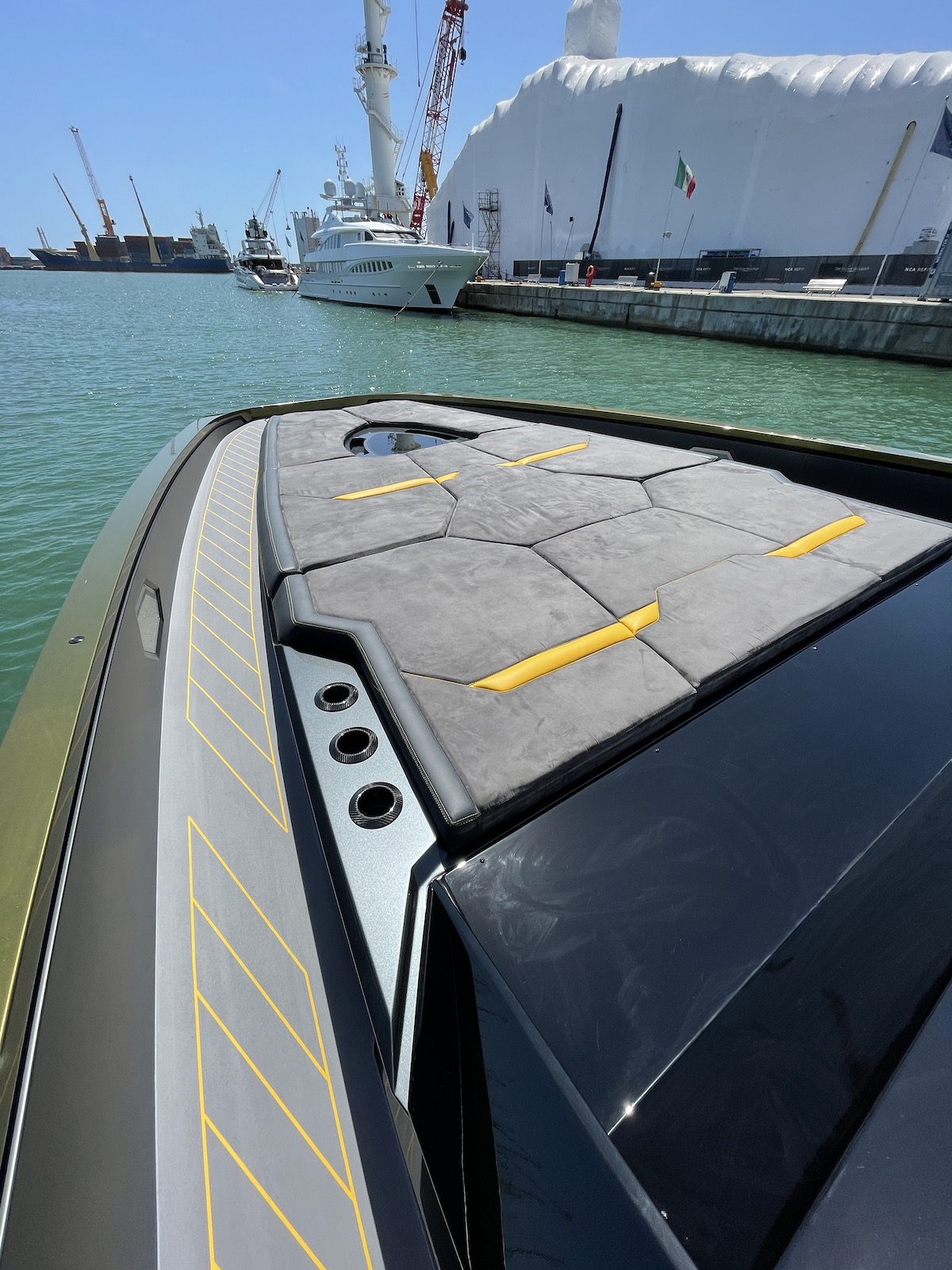 Führerstand des Tecnomar for Lamborghini 63 im Lamborghini-Cockpit-Design