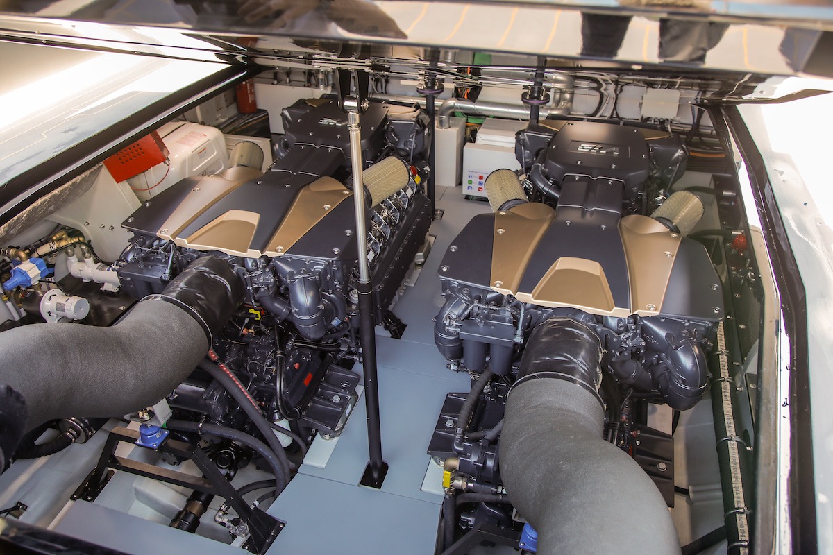 Motorraum des Tecnomar for Lamborghini 63 mit zwei MAN-V12-Motoren