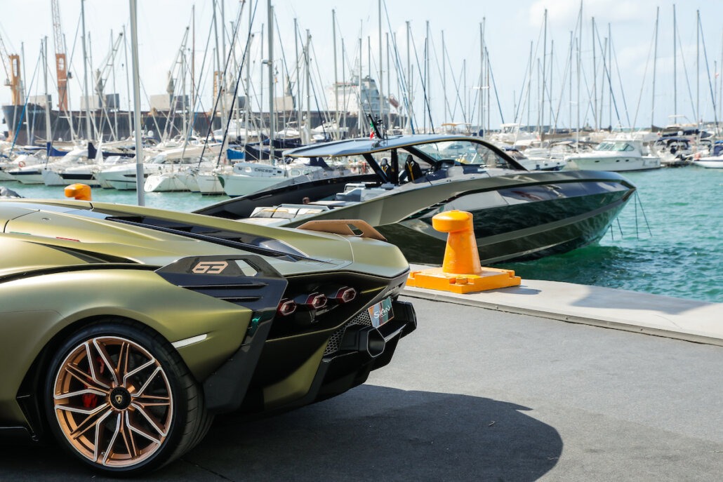 Tecnomar for Lamborghini 63 Seitenansicht auf dem Wasser