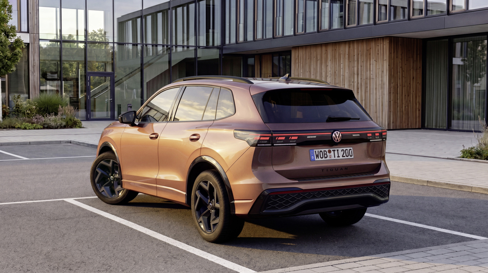 VW Tiguan EDITION 20 in Maple Red Metallic