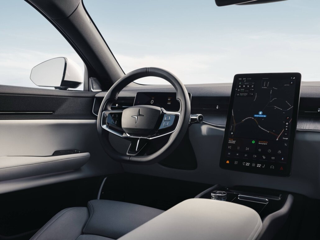 Cockpit des Polestar 3 mit Lenkrad, Fahrerdisplay und Hochkant-Touchscreen