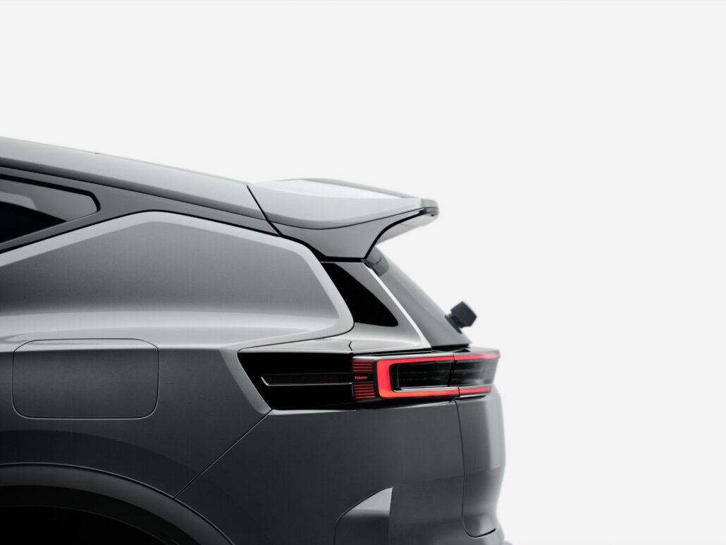 Heckpartie des Polestar 3 mit geteiltem Spoiler und Rücklicht