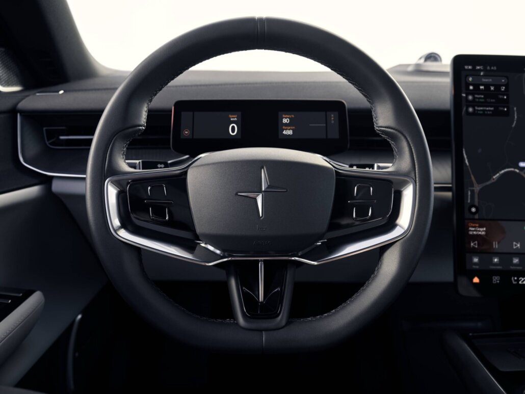 Lenkrad des Polestar 3 mit glänzender Zierleiste unter dem Airbag