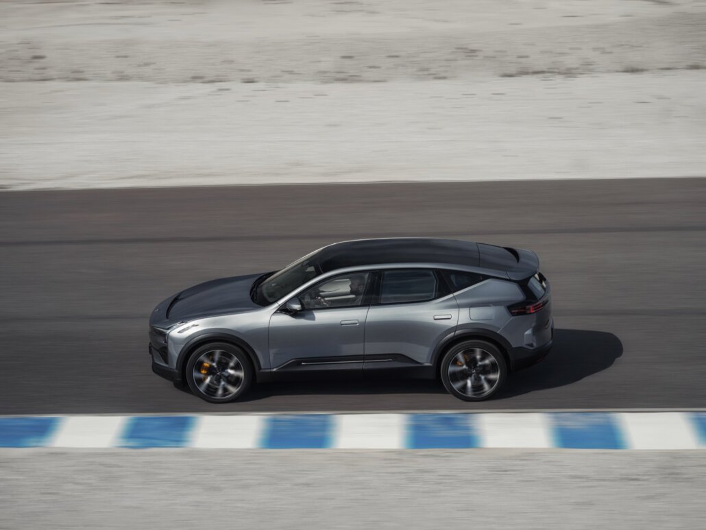 Polestar 3 von schräg oben auf der Rennstrecke