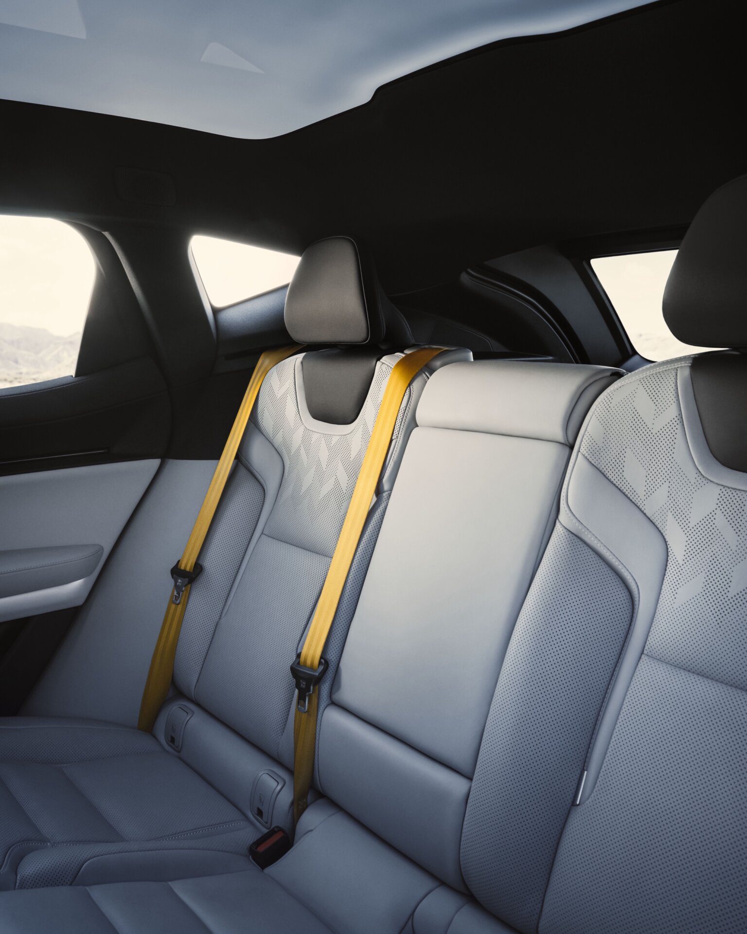 Rücksitze des Polestar 3 mit hellem Leder und gelben Sicherheitsgurten