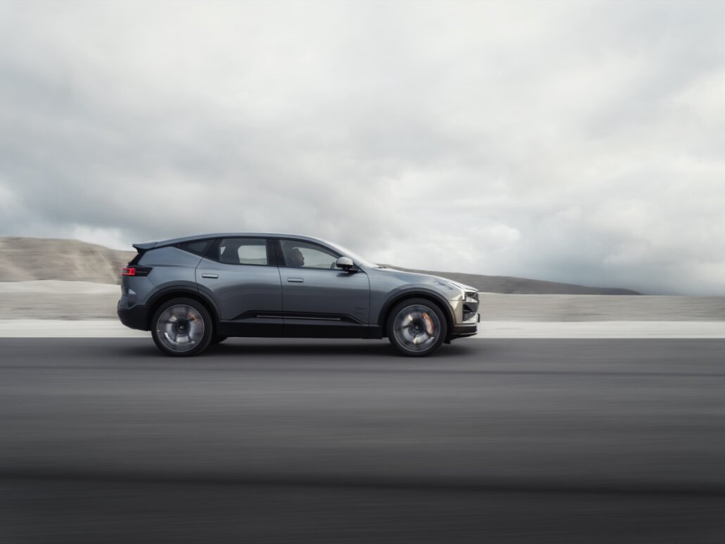 Polestar 3 in der Seitenansicht während der Fahrt