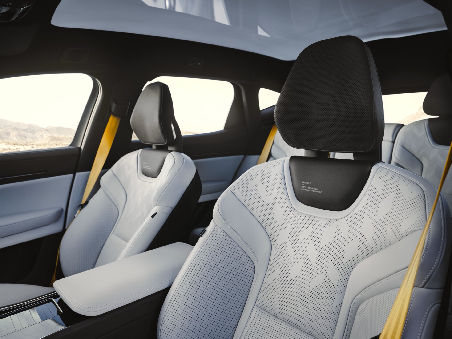 Vordersitze des Polestar 3 unter dem großen Panoramaglasdach