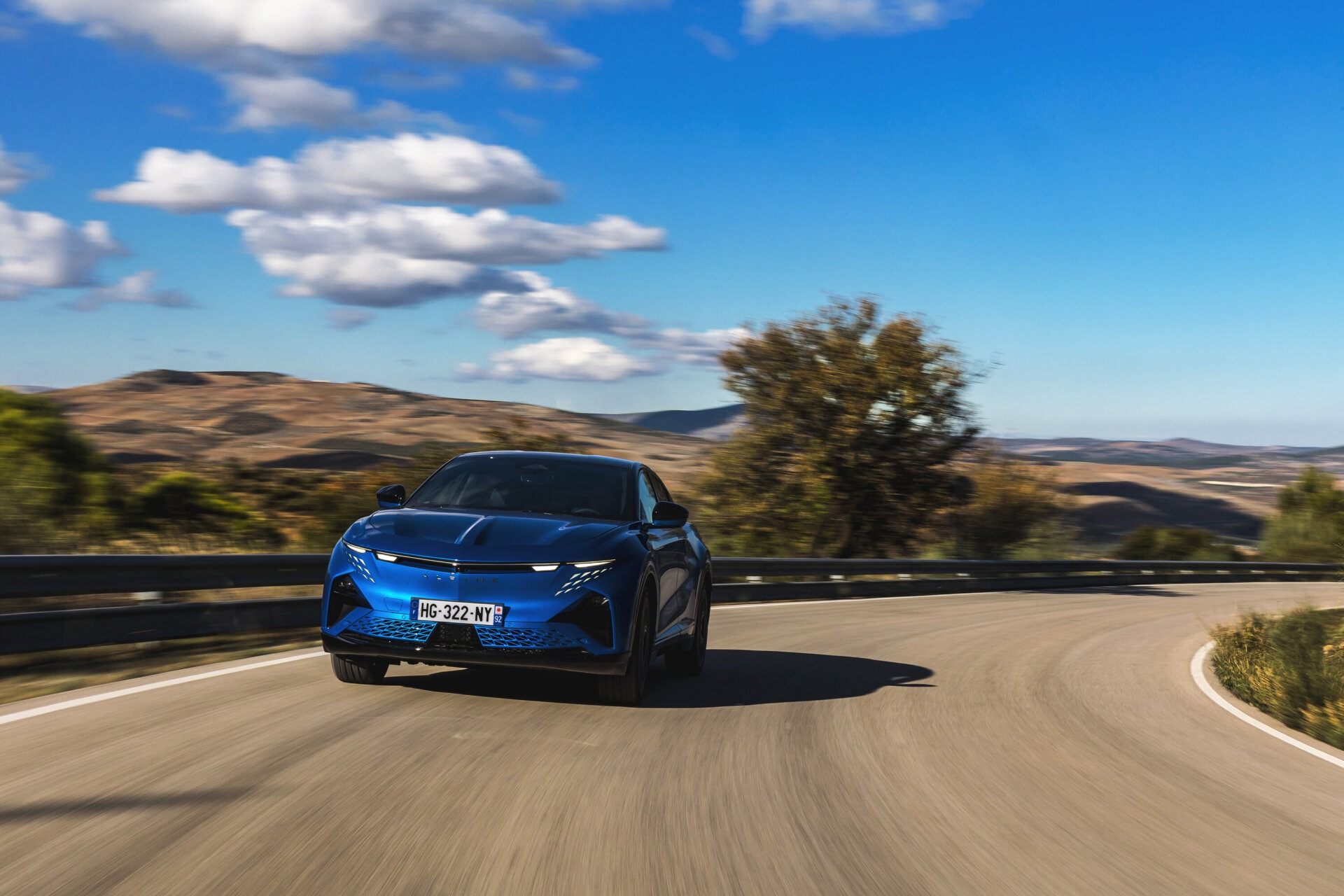 Alpine A390 GT in Dreiviertelansicht auf einer kurvigen Landstraße