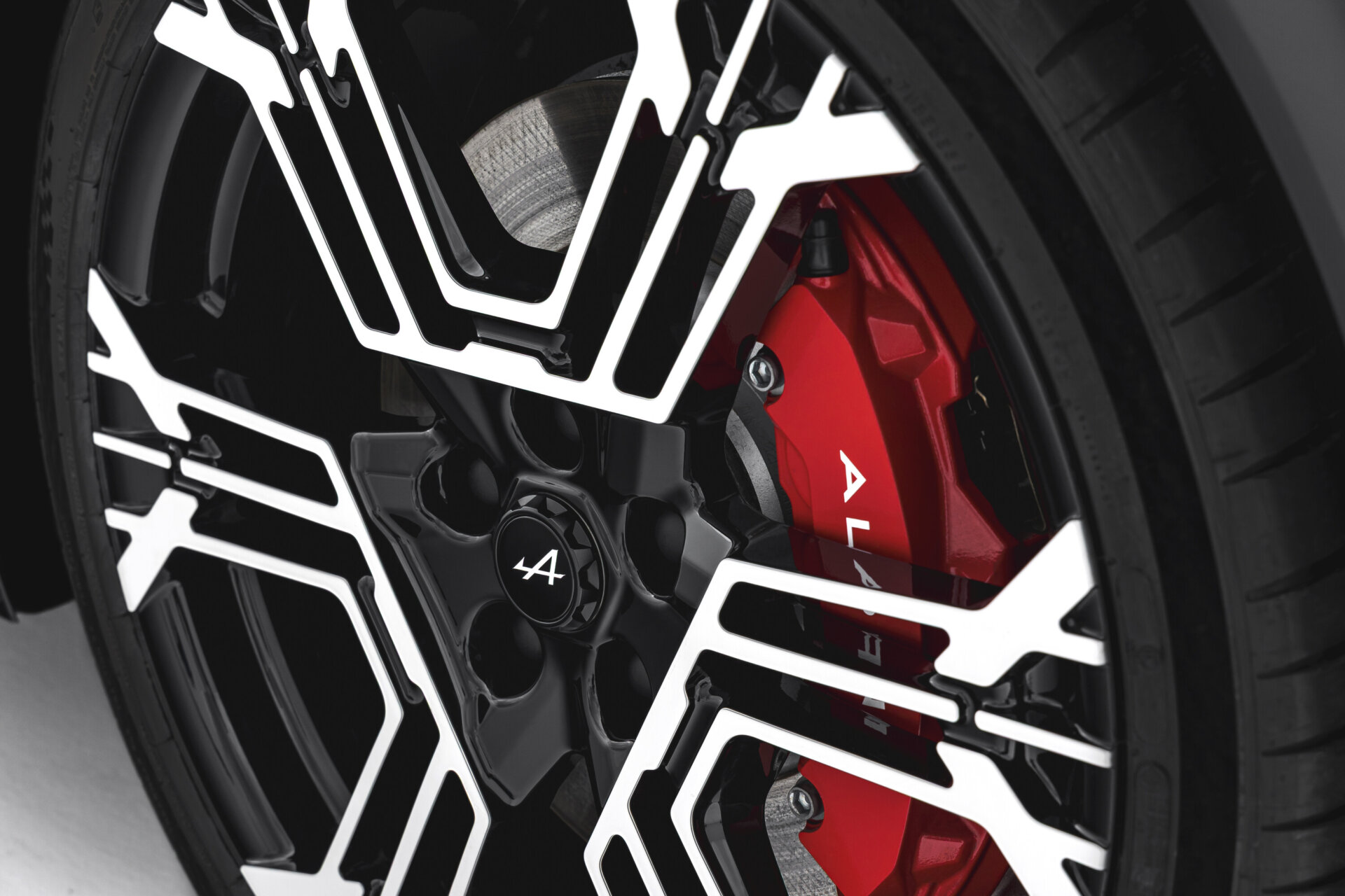 Detailansicht des Rades der Alpine A390 GT mit rotem Bremssattel und Alpine-Logo