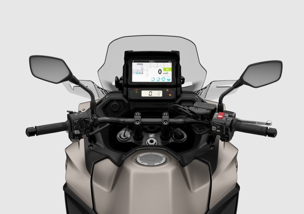 Cockpit und Lenker der Honda NT1100 aus der Fahrerperspektive