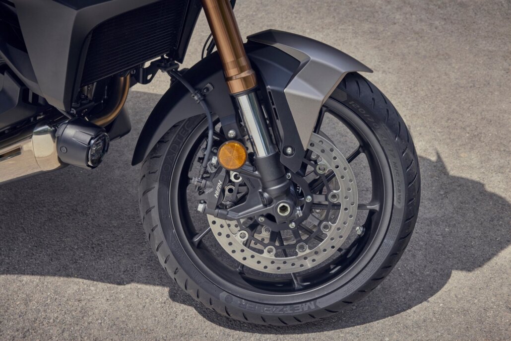 Vorderrad und Upside-Down-Gabel der Honda NT1100 mit Bremsanlage