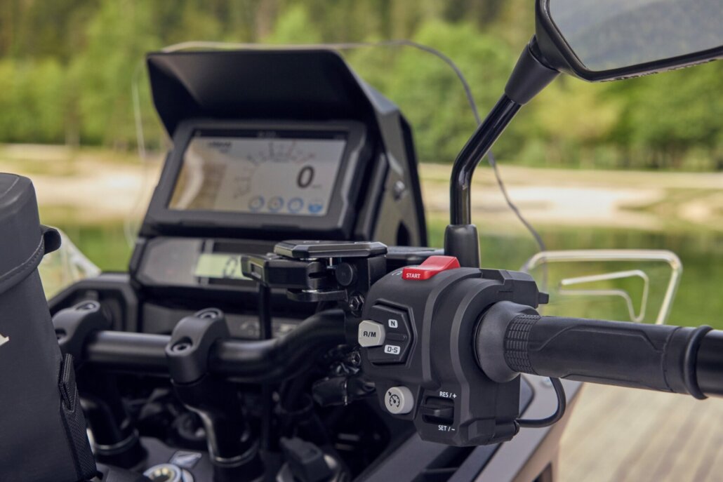 Cockpit der Honda NT1100 mit digitalem Display, im Hintergrund grüne Natur