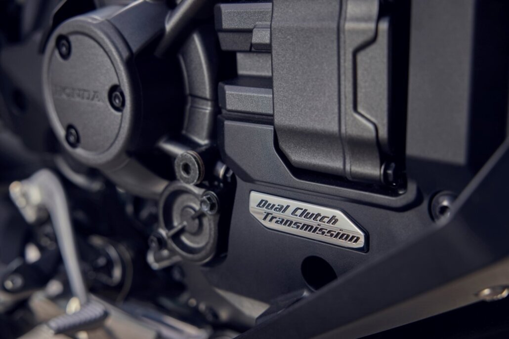Detailaufnahme des Motors und Getriebes der Honda NT1100 mit Dual-Clutch-Transmission-Emblem