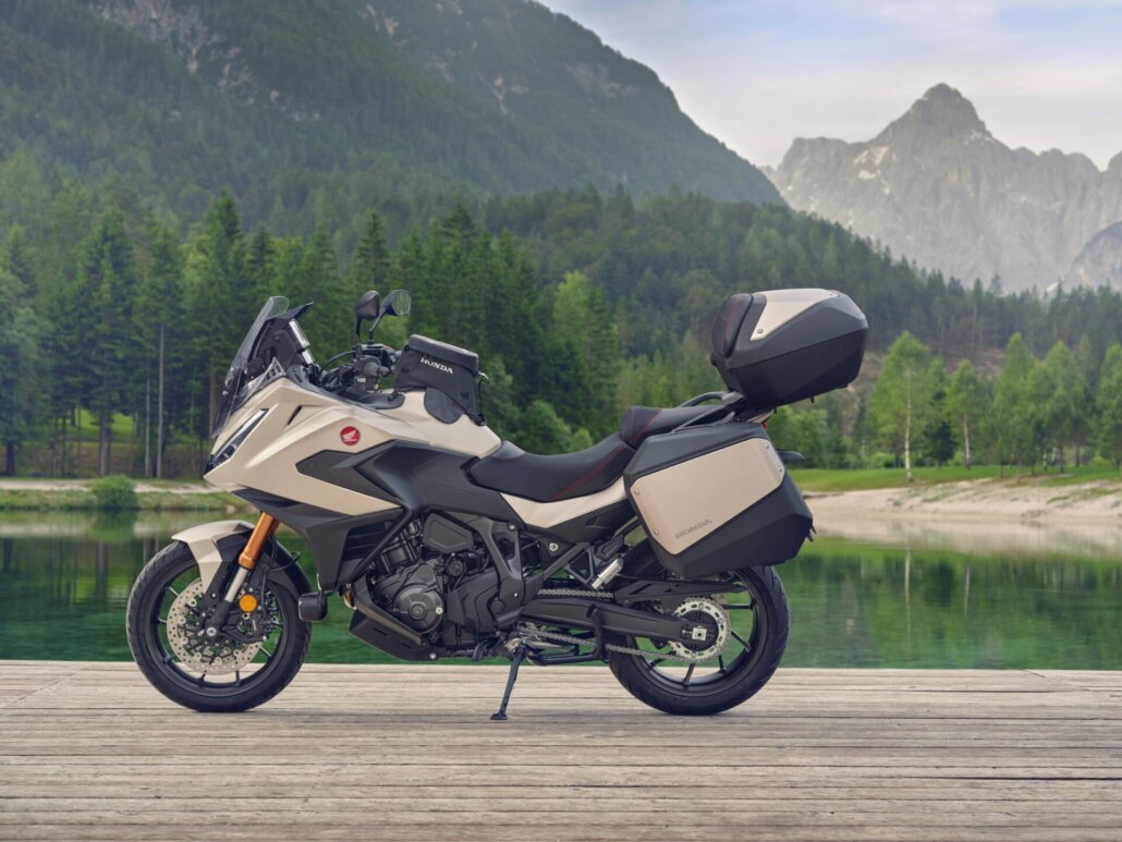 Honda NT1100 DCT mit Topcase und Seitenkoffern in Seitenansicht am Bergsee