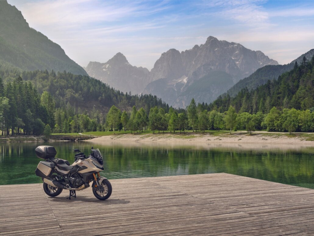 Honda NT1100 DCT mit Topcase in Dreiviertelansicht vorne links am Bergsee