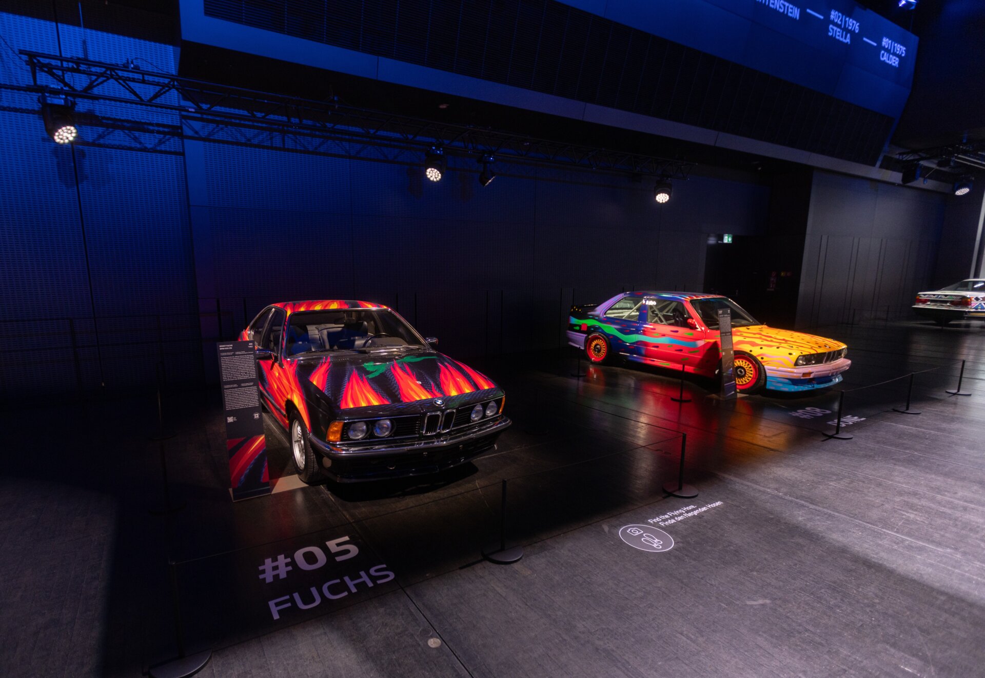 BMW Art Car 5 von Ernst Fuchs und BMW Art Car 8 von Ken Done in der Ausstellung BMW Welt München