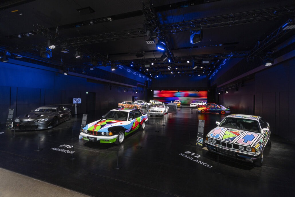 Ausstellungsansicht mit BMW Art Cars von Calder, Stella, Lichtenstein und Rauschenberg in München