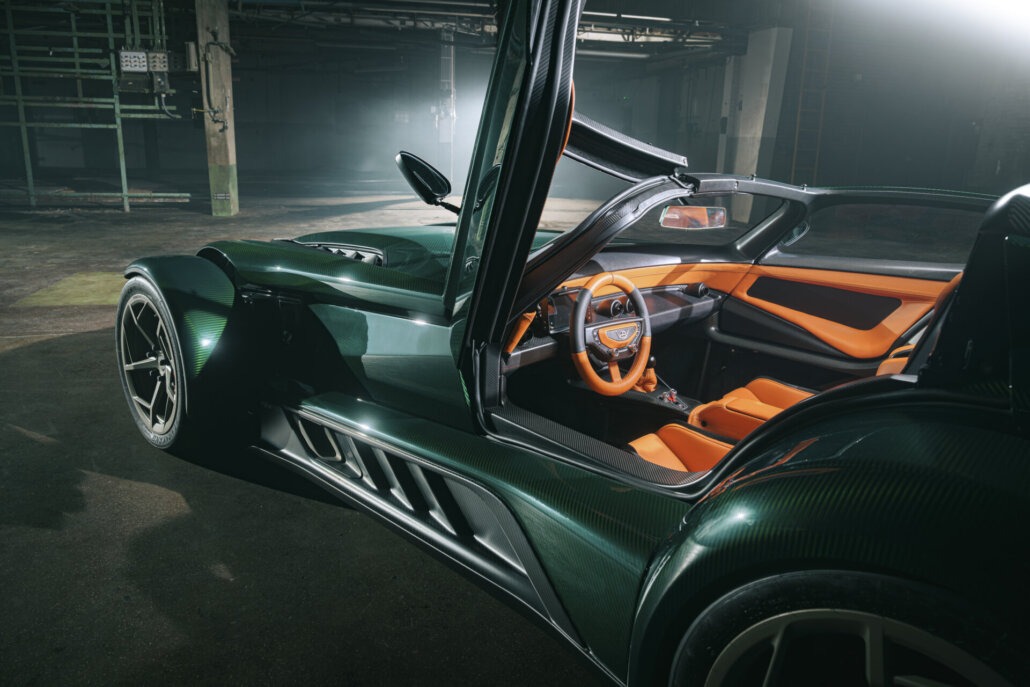 Cockpit des Donkervoort P24 RS mit freistehendem Lenkrad