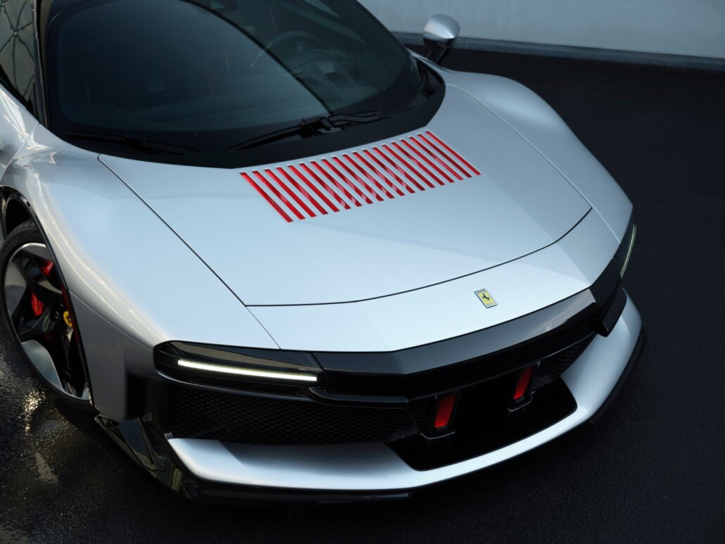 Detailaufnahme der roten Streifengrafik auf der Fronthaube des Ferrari CZ26