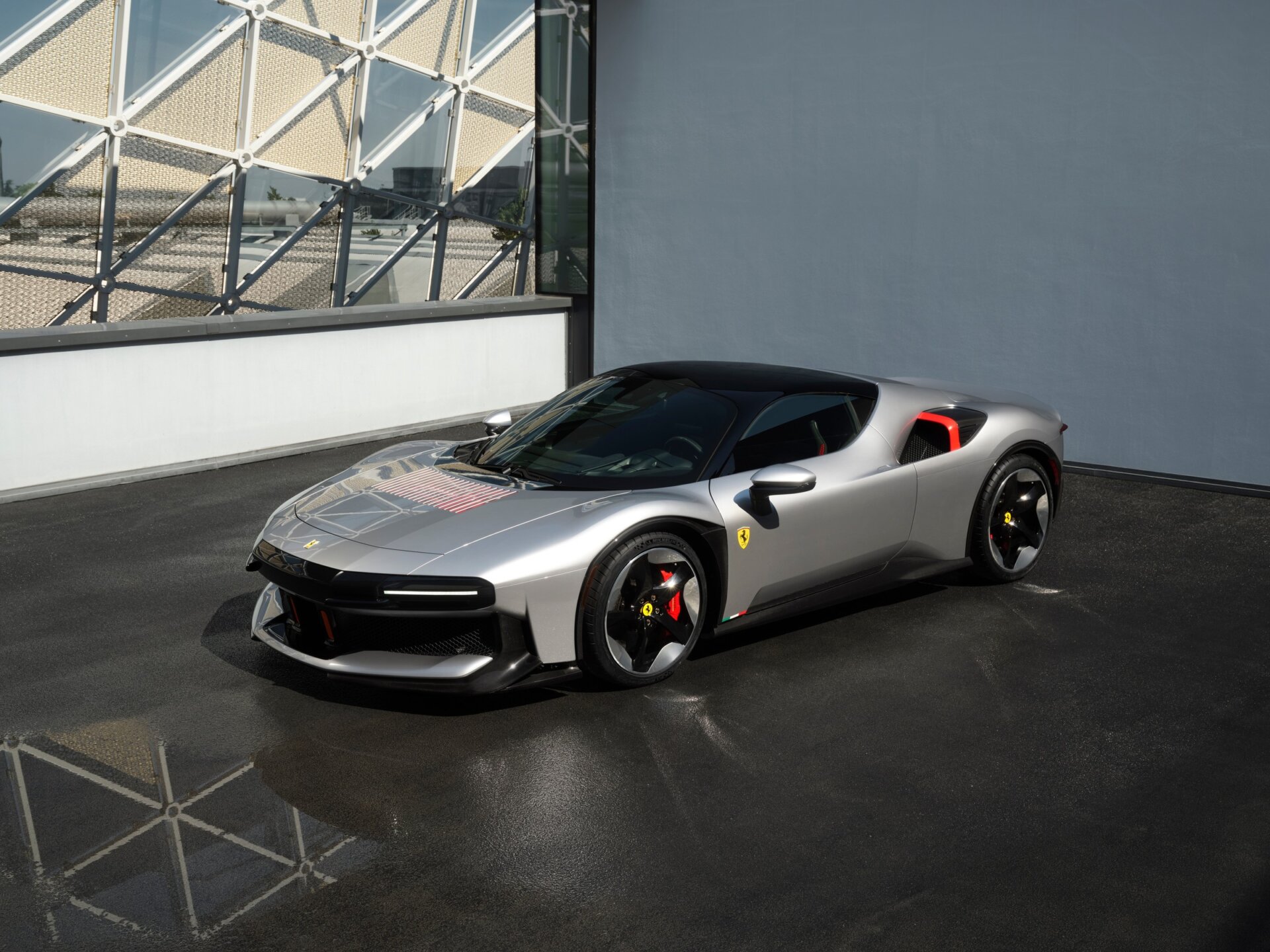 Ferrari CZ26 One-Off in der Front-3/4-Ansicht vor Glasfassade