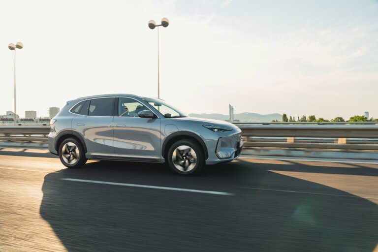 Geely startet in Österreich, ab 29.990 Euro