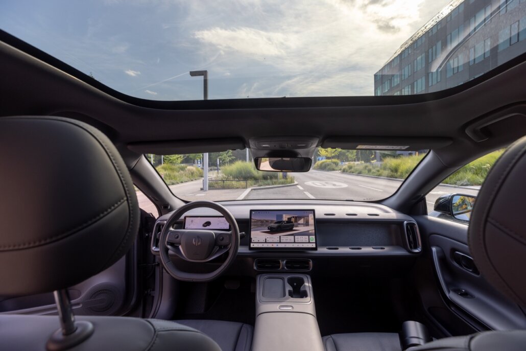 Cockpit des Leapmotor B05 mit Panoramaglasdach