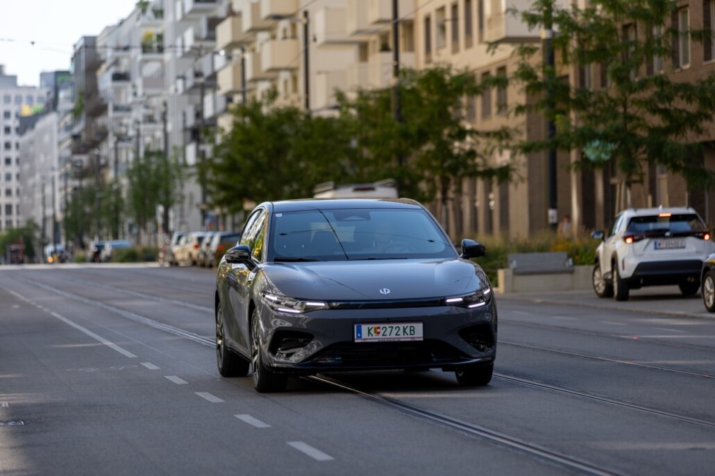 Leapmotor B05 auf einer Straße mit Straßenbahnschienen