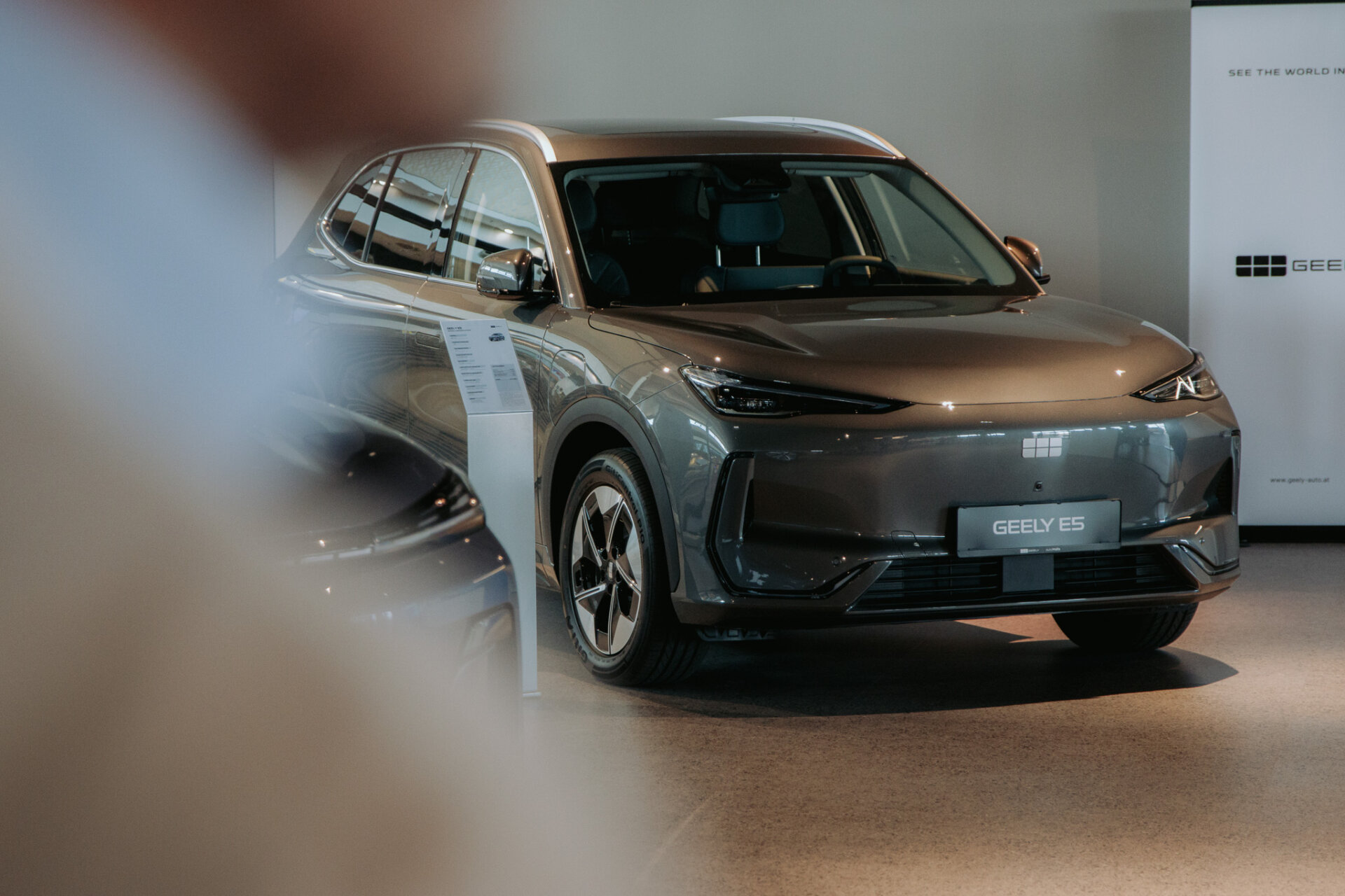 Grauer Geely E5 im Ausstellungsraum