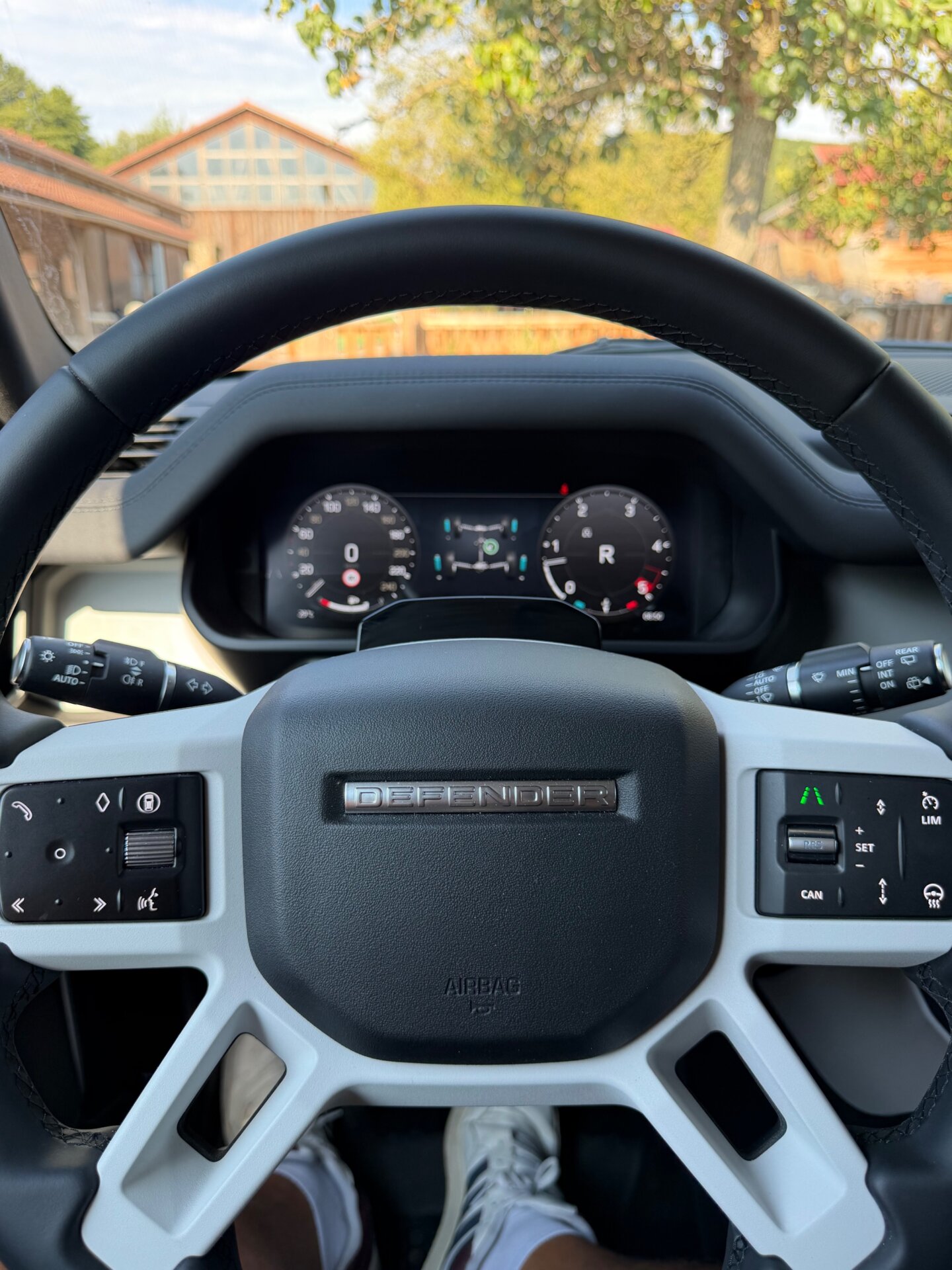 Blick auf das Multifunktionslenkrad und das digitale Cockpit im Defender.