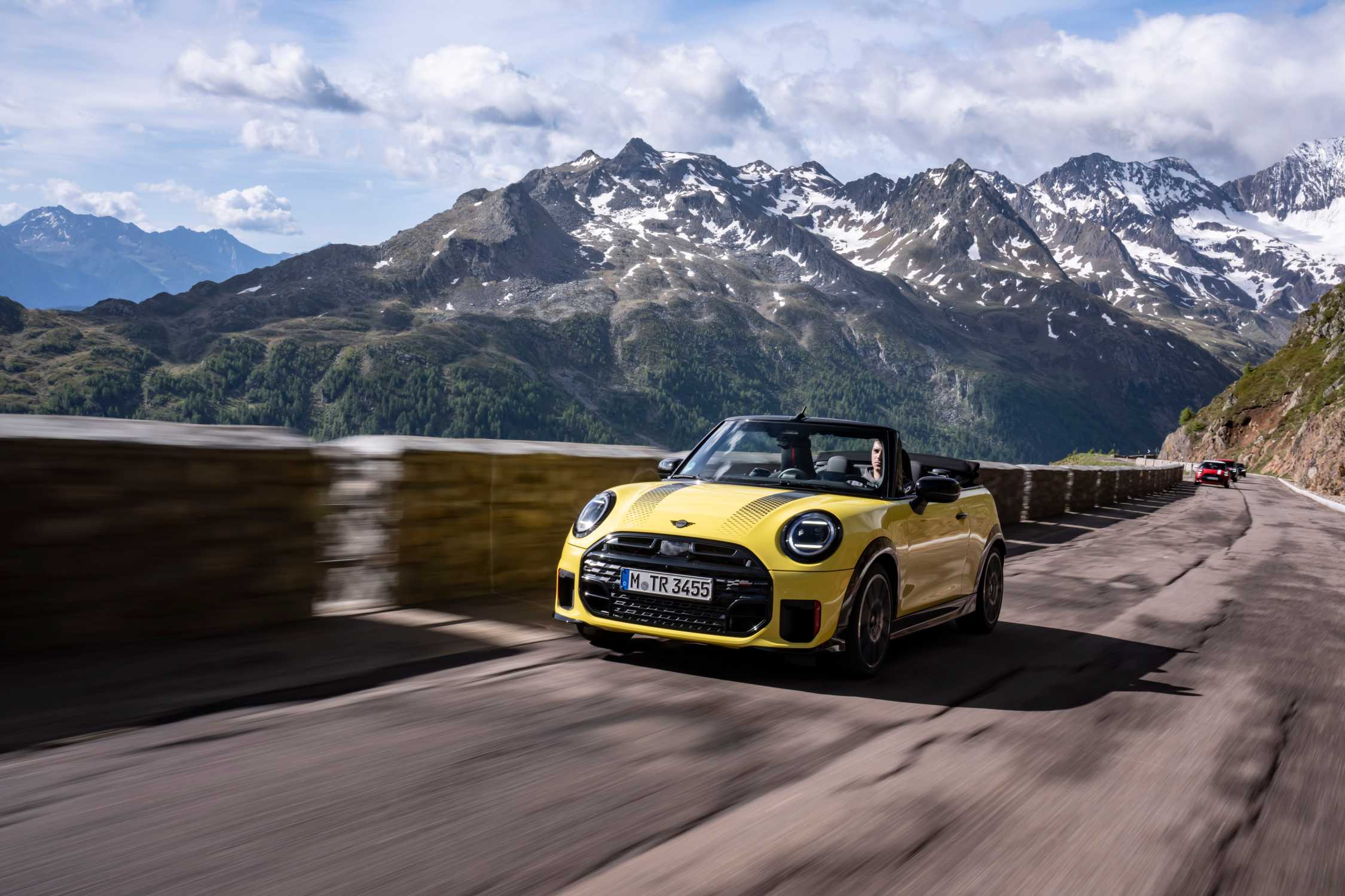 MINI John Cooper Works Cabrio in der Farbe Sunny Side Yellow