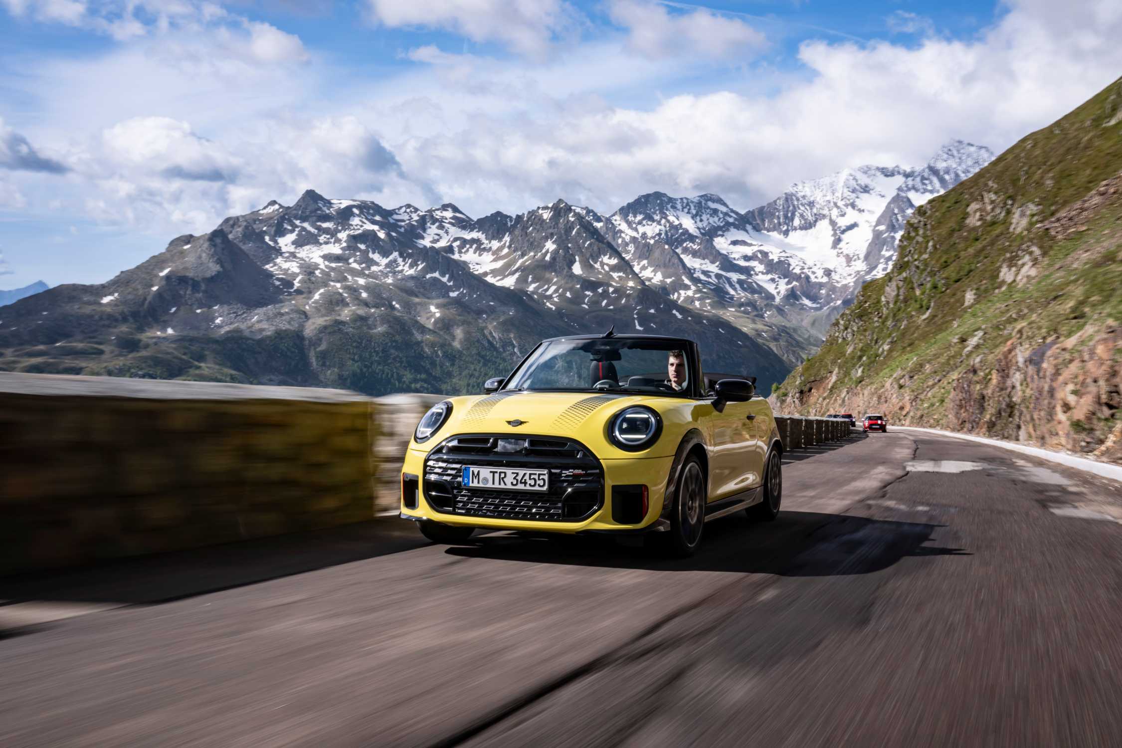 MINI John Cooper Works Cabrio in Sunny Side Yellow von der Seite