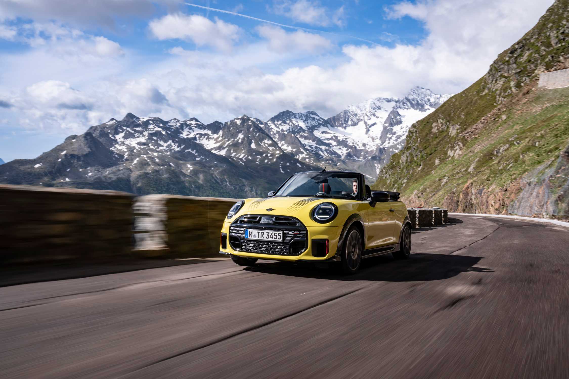 MINI John Cooper Works Cabrio in der Farbe Sunny Side Yellow