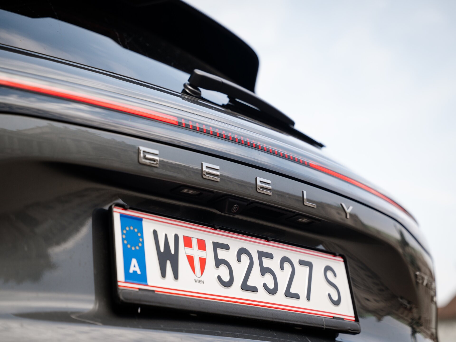 Heck eines grauen Geely-SUV mit GEELY-Schriftzug