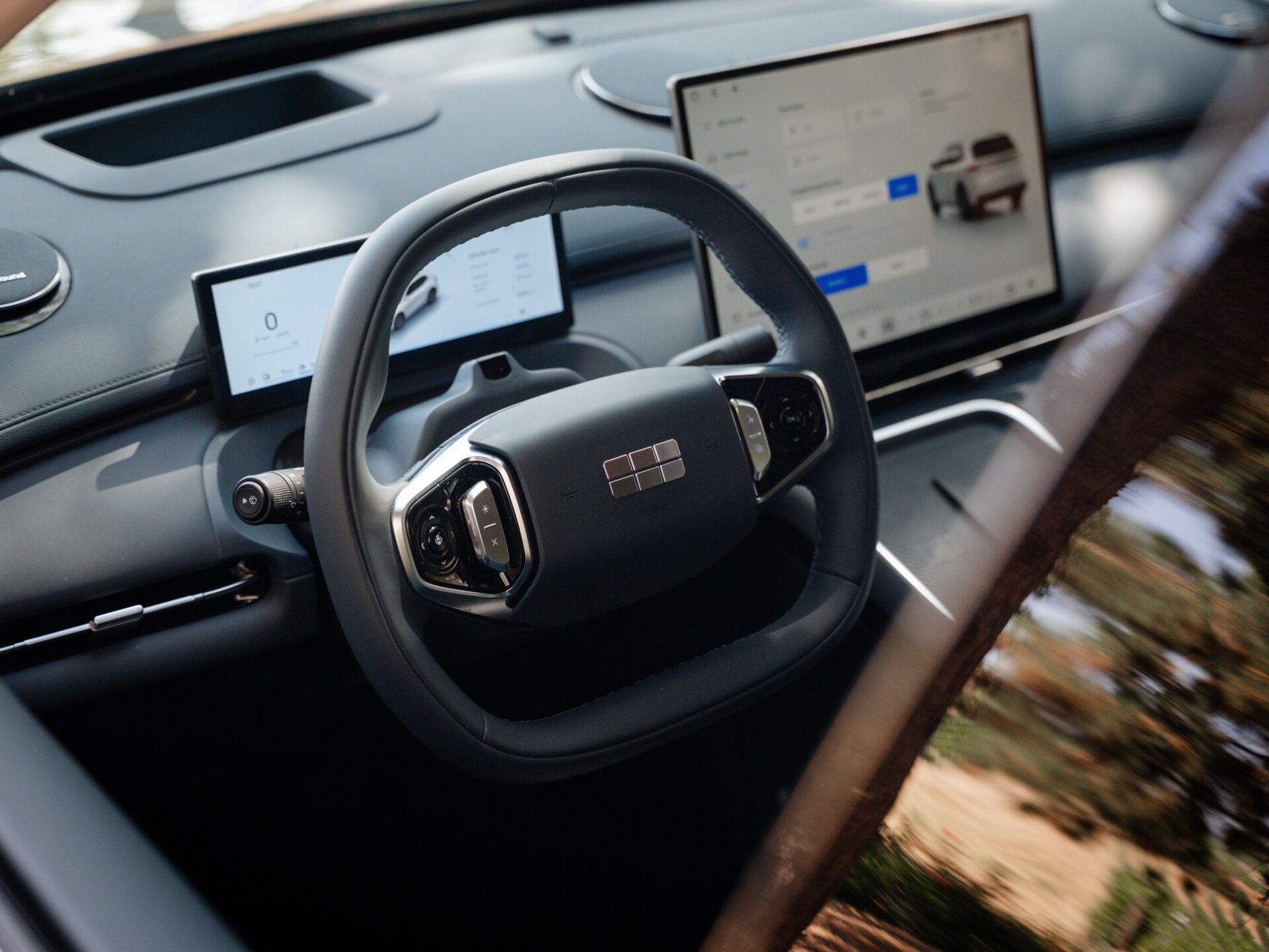 Digitales Cockpit mit zentralem Touchscreen und Lenkrad