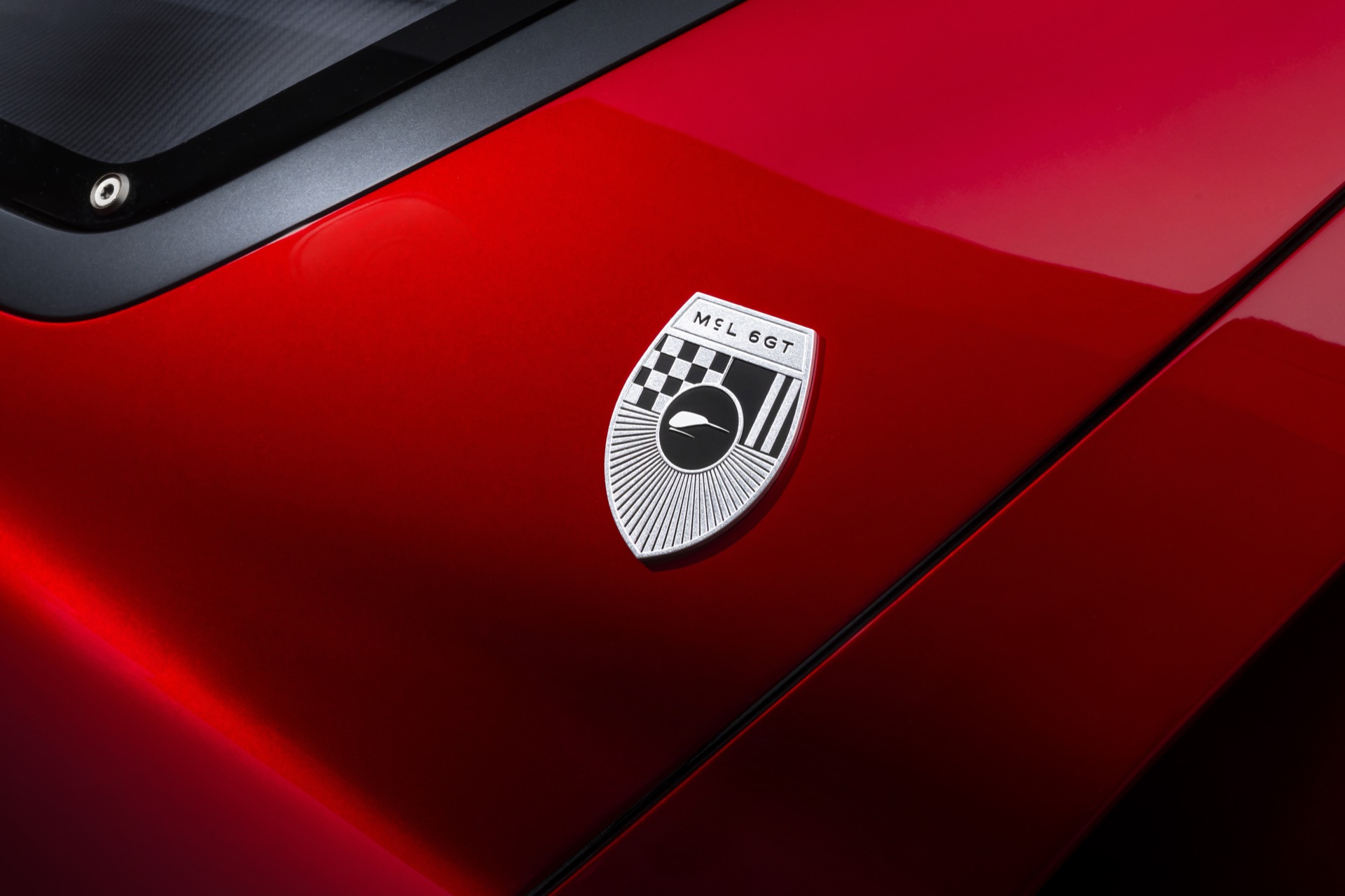 McL-6GT-Plakette auf der Motorhaube mit Speedy-Kiwi-Wappen