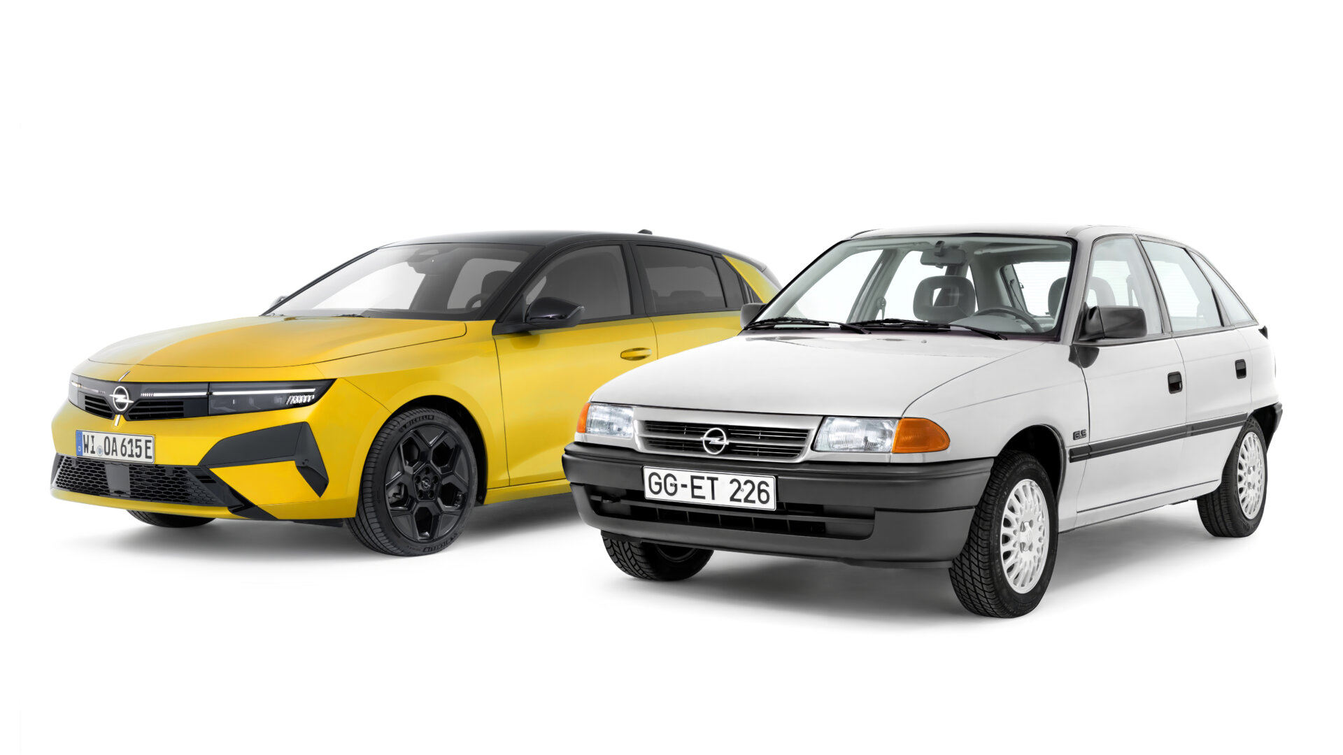 Opel Astra Electric neben einem klassischen Opel Astra F