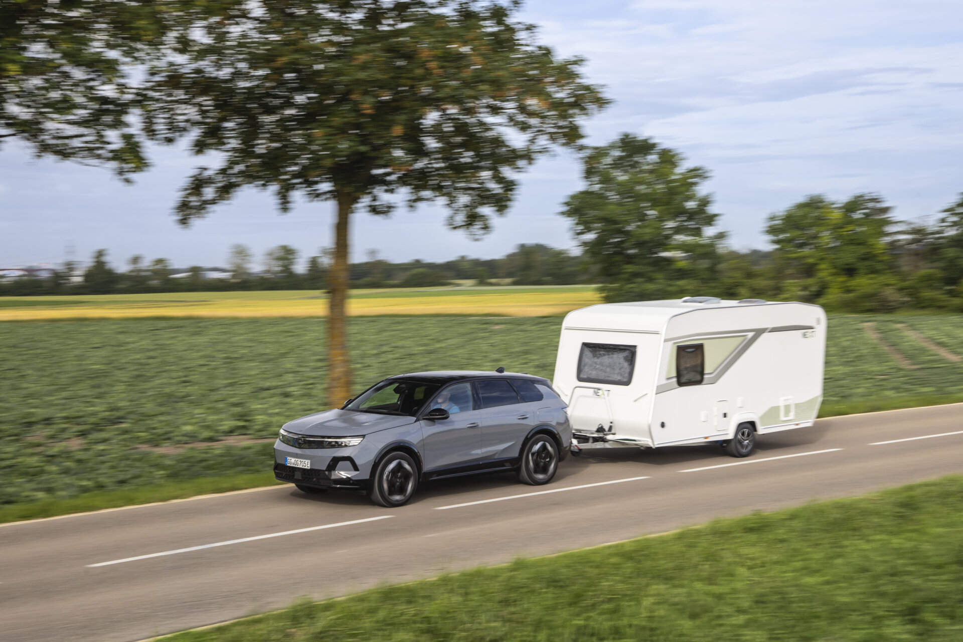 Opel Grandland Electric AWD in der Seitenansicht