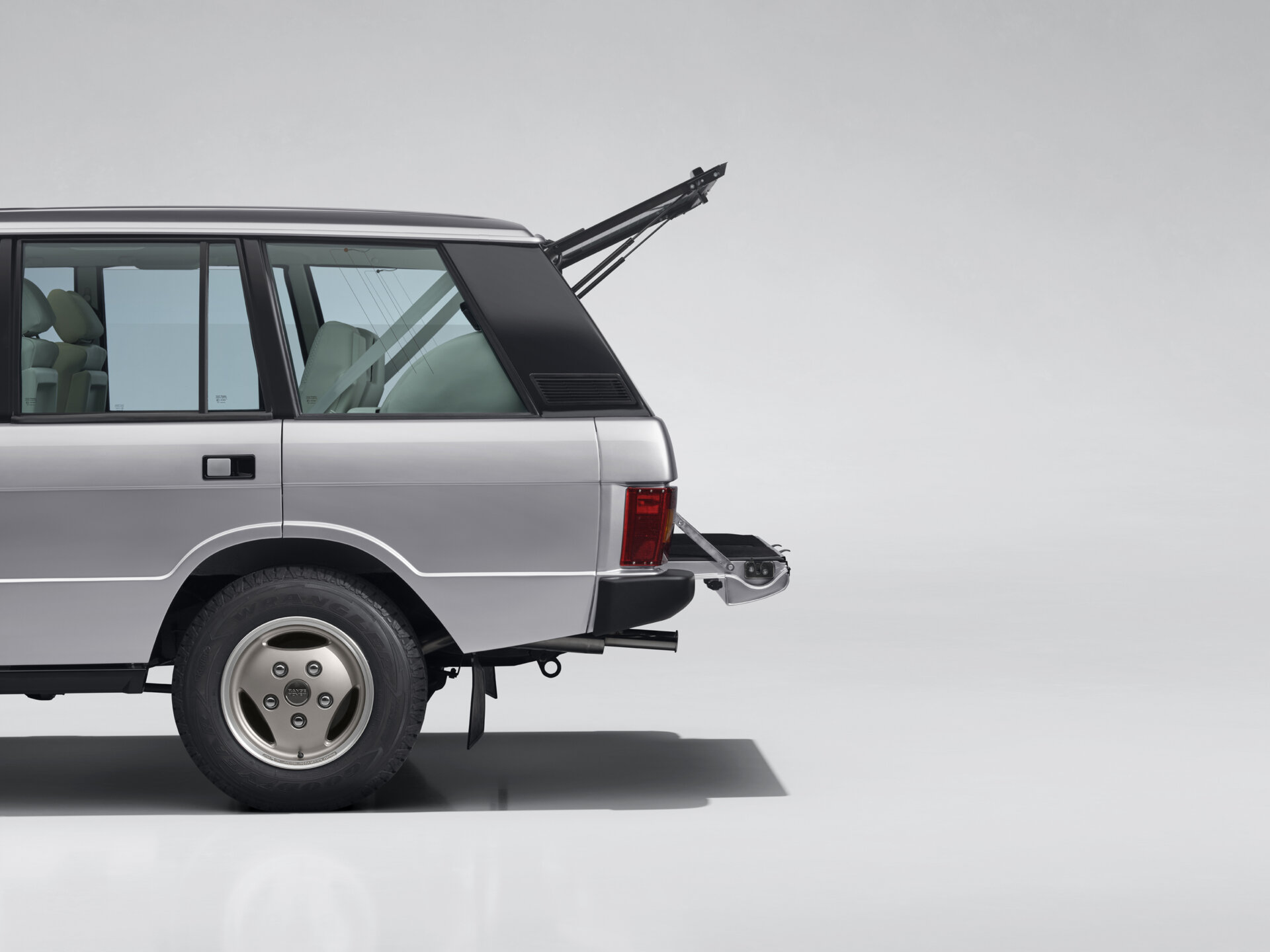 Range Rover Bespoke Classic im Seitenprofil mit geöffneter Heckklappe