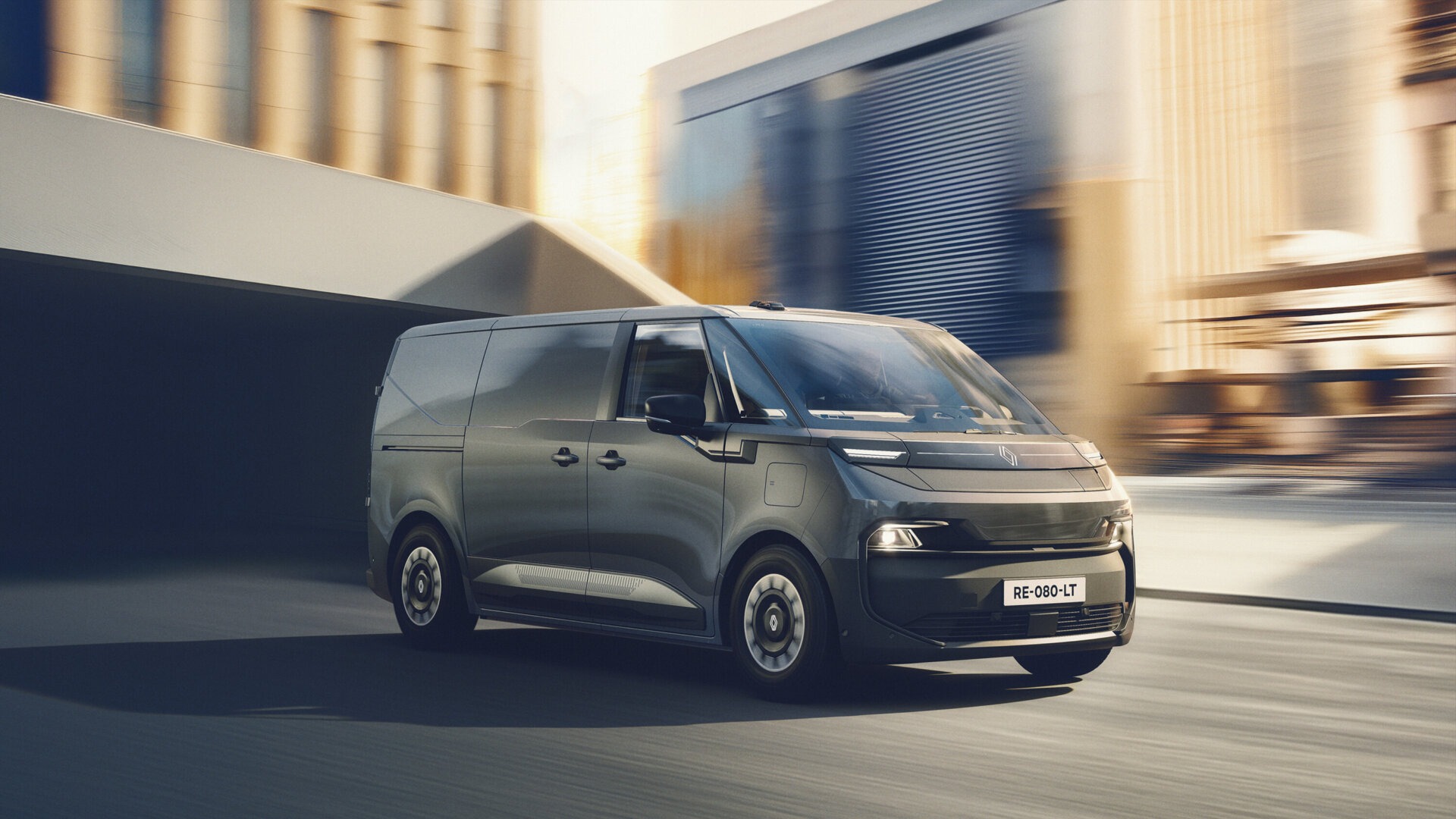Renault Trafic E-Tech Electric von vorne, fahrend in der Stadt