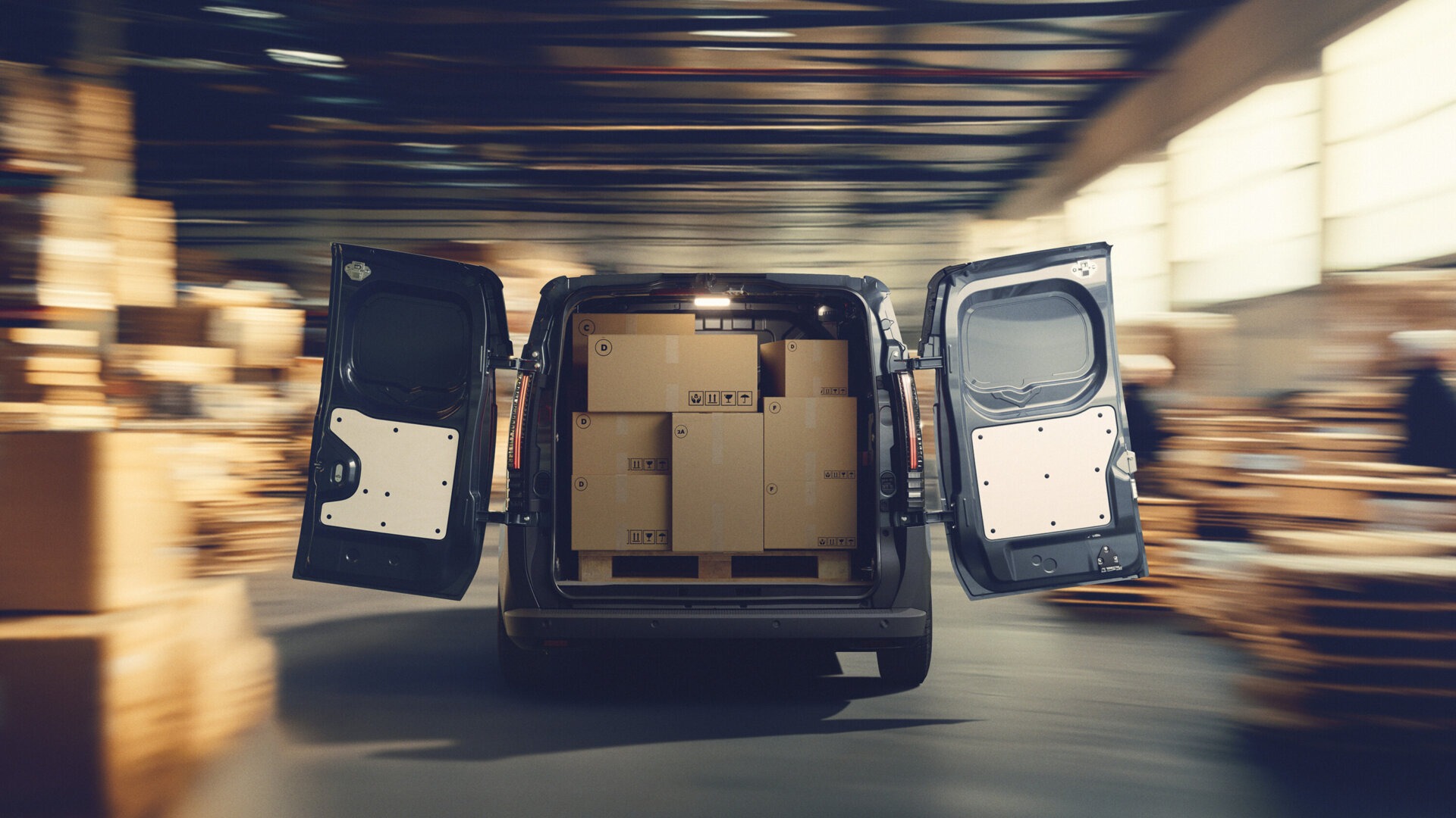 Beladung des Laderaums des Renault Trafic E-Tech Electric durch die Heck- und Seitentüren