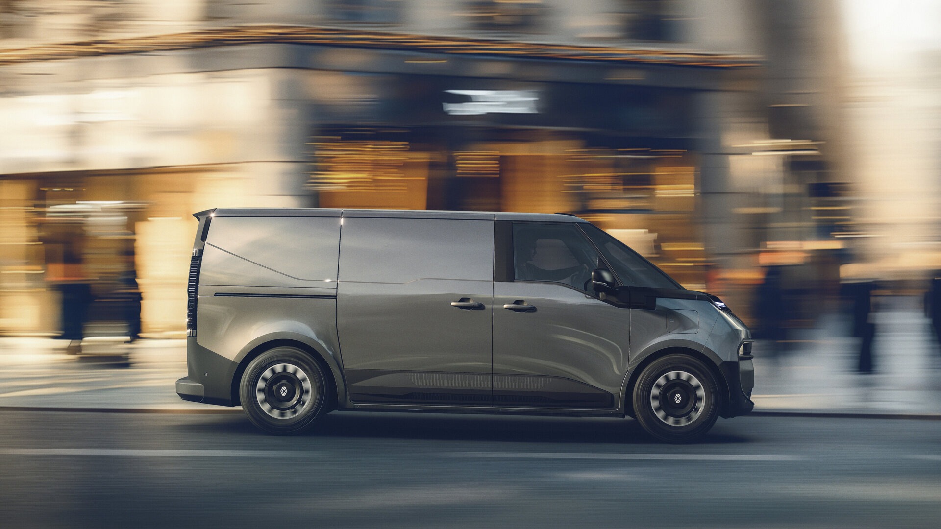 Renault Trafic E-Tech Electric in der Seitenansicht, fahrend