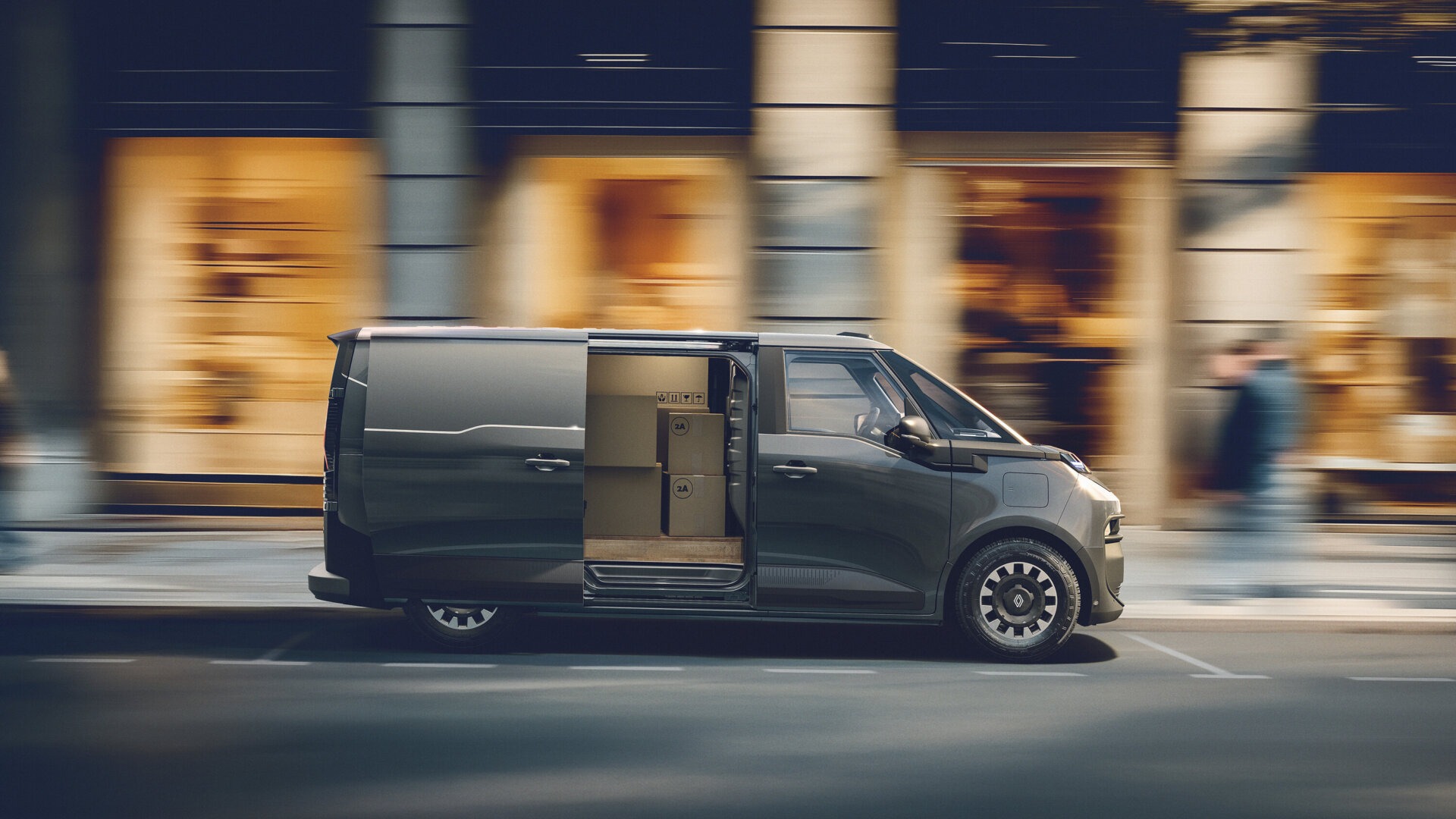 Renault Trafic E-Tech Electric mit geöffneter Schiebetür und Blick in den Laderaum