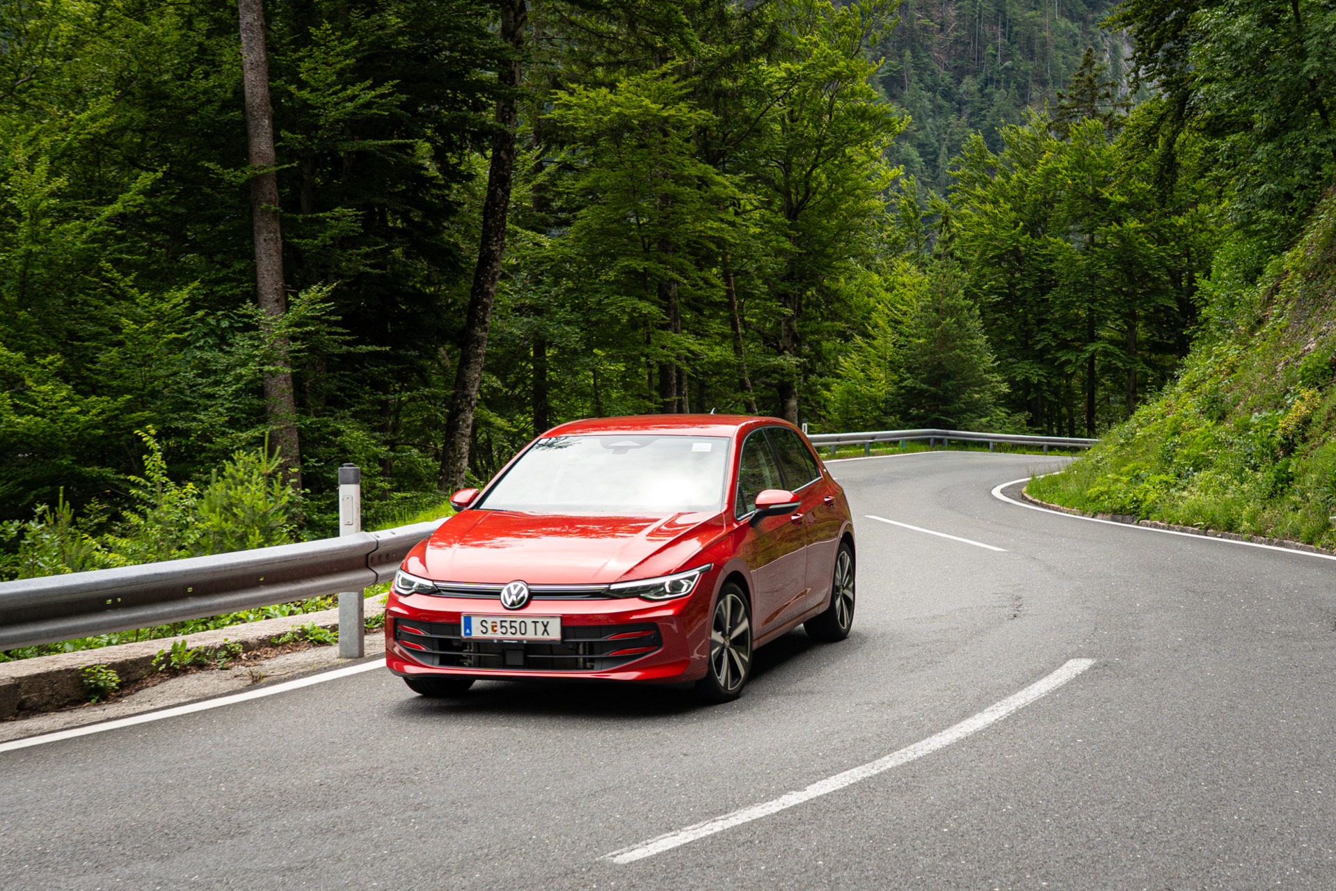 VW Golf Falco Edition auf kurviger Straße in Kärnten