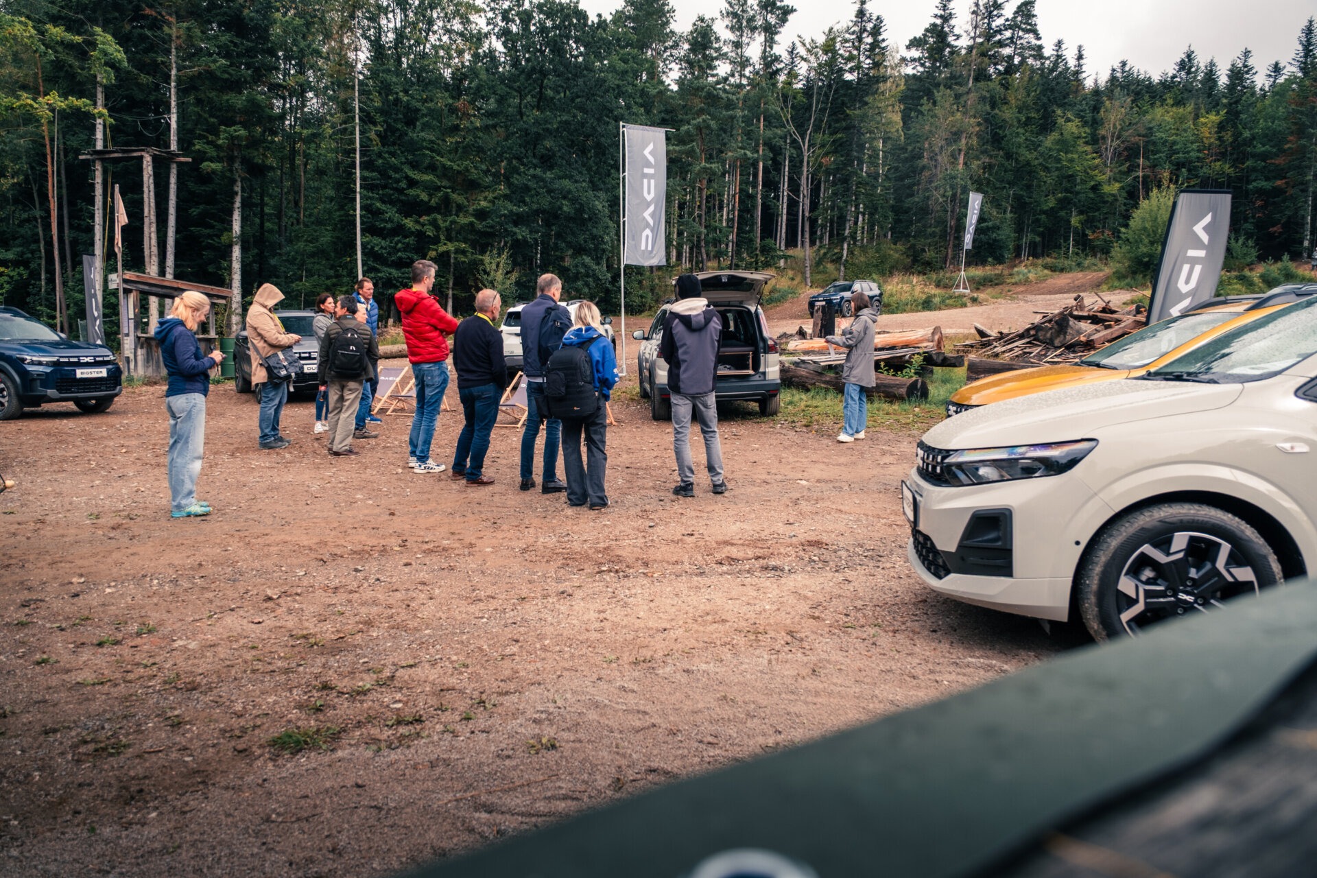 Mehrere Dacia-SUVs bei der Präsentation Dacia Talk im Freigelände am Waldrand