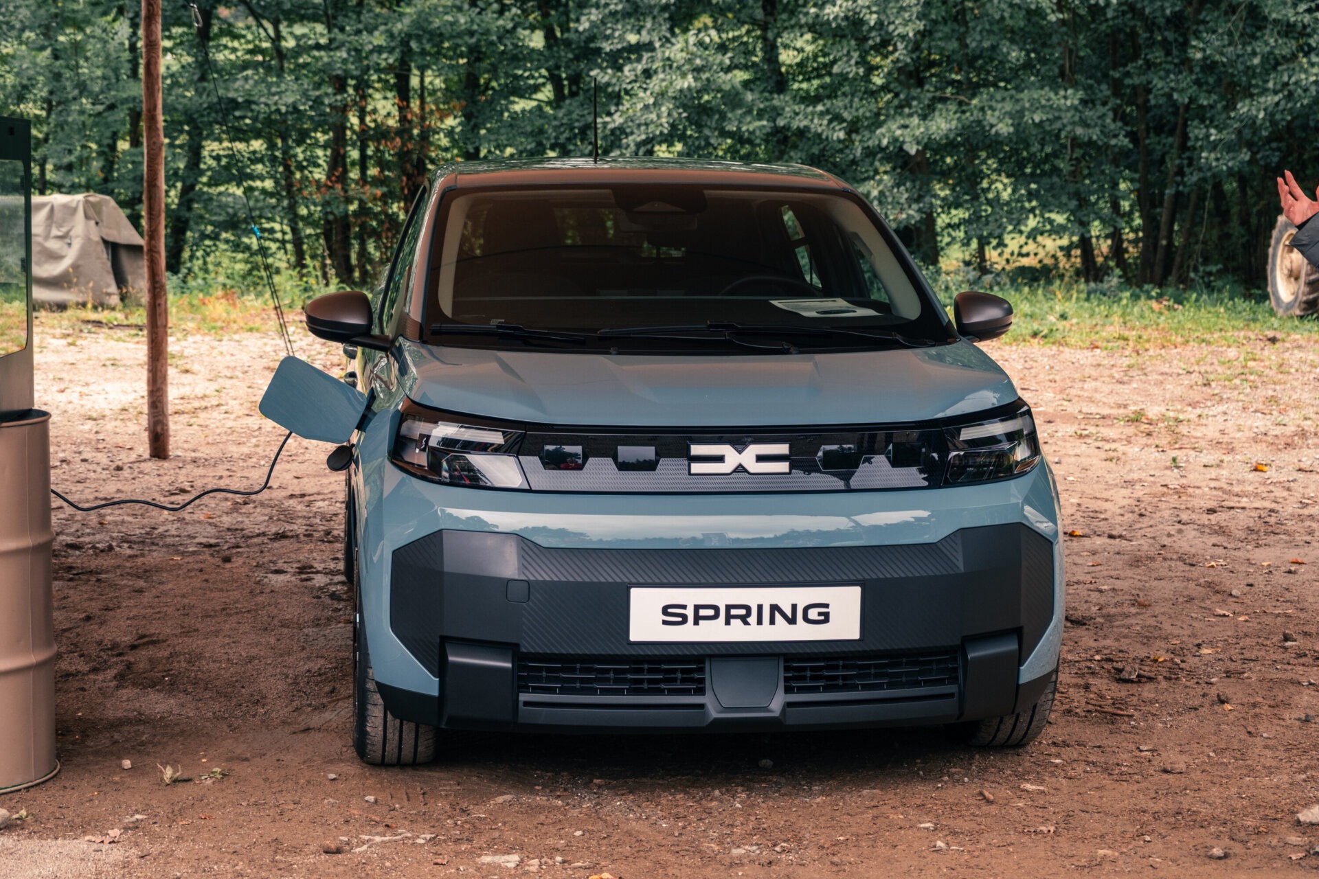 Dacia Spring lädt an einer mobilen Ladestation im Wald bei der Österreich-Premiere
