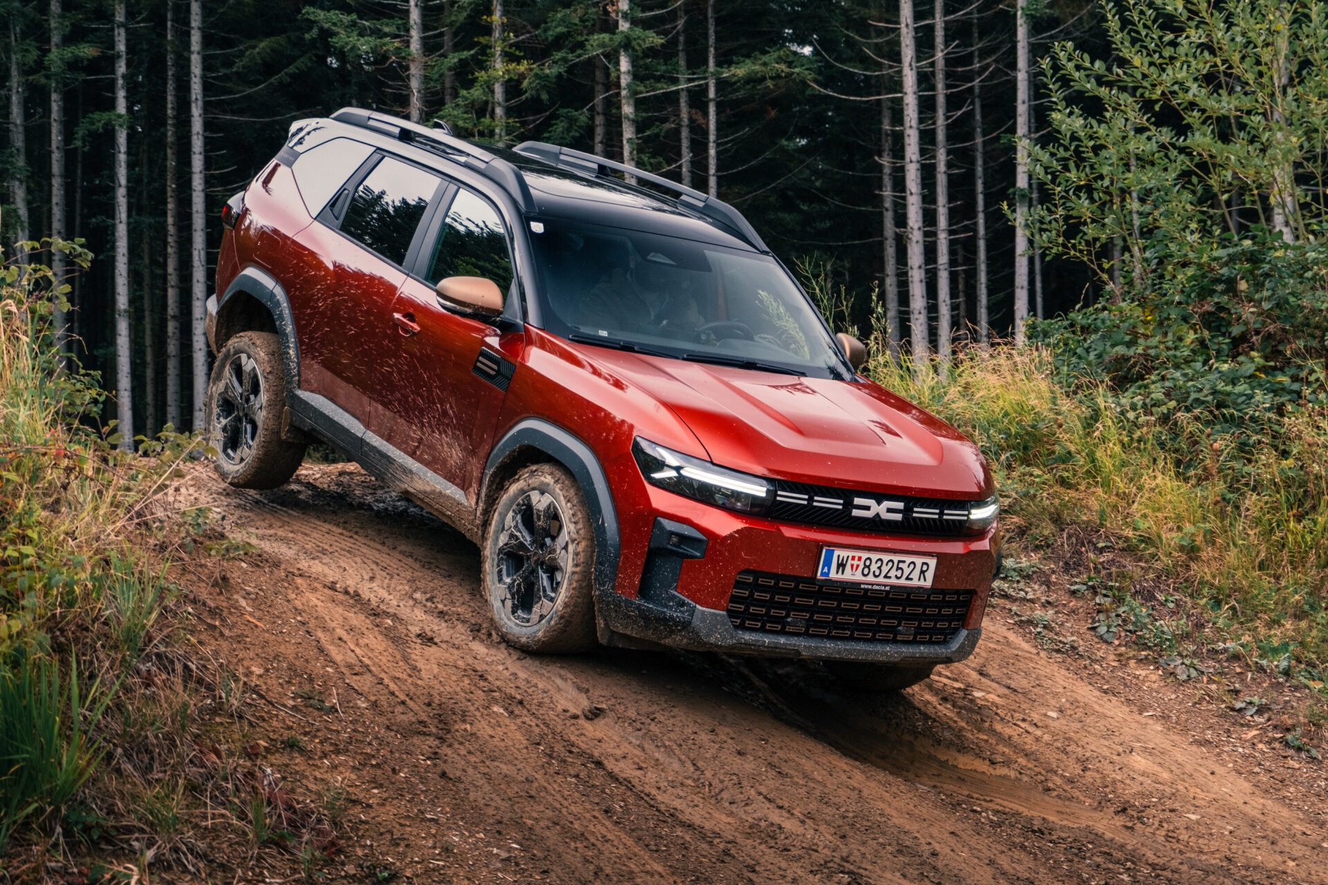 Dacia Duster Allrad Österreich meistert eine Offroad-Passage auf steilem Waldweg