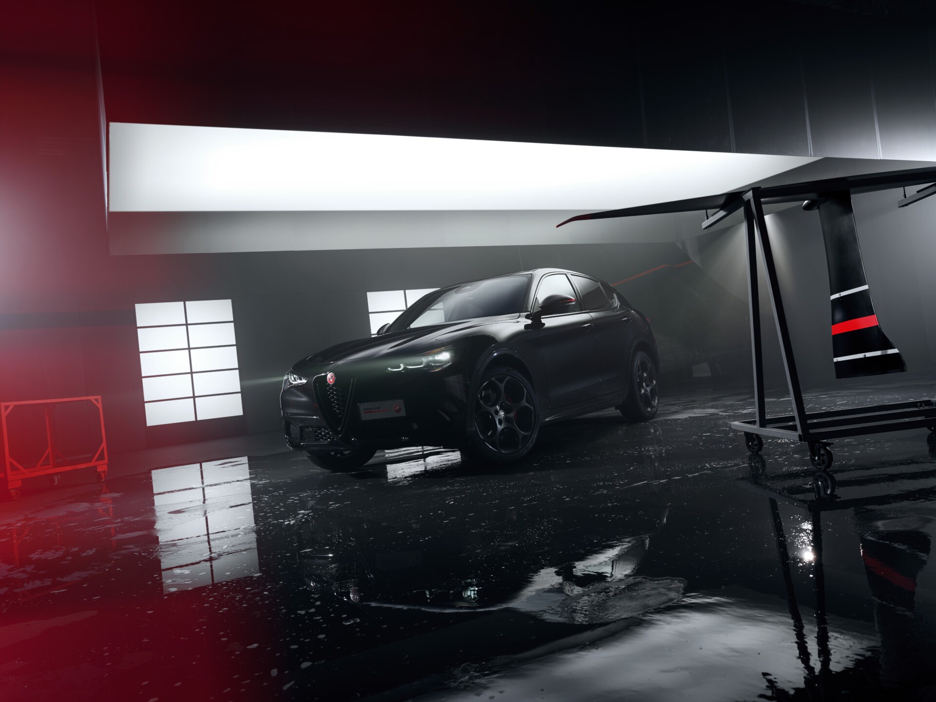 Alfa Romeo Giulia Luna Rossa in dunkler Studioszenerie